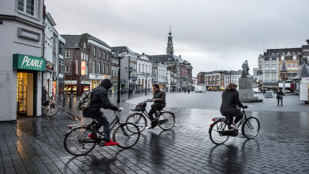 Ciclistas circulan por el centro neurálgico de Den Bosch, su plaza Central Markt