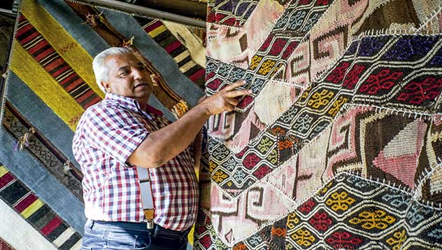 Un Ibrahim, alfombrero y comerciante, muestra orgulloso sus productos artesanos