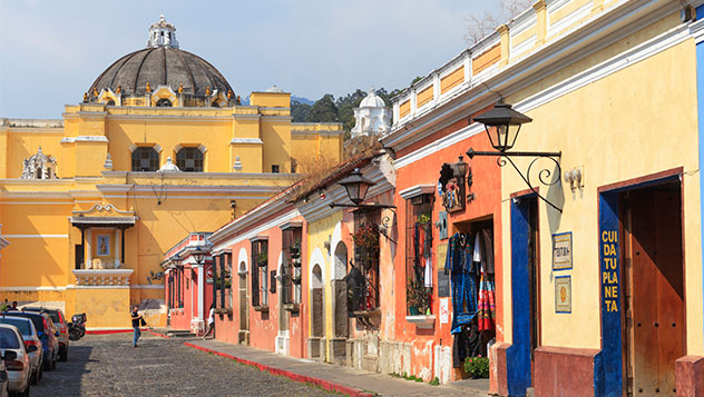 Vista del Arco de Santa Catalina en la ciudad de Santiago de los Caballeros conocida como Antigua, Guatemala