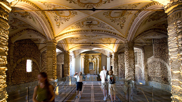 Interior de la Capela dos Ossos, Évora (Alentejo)