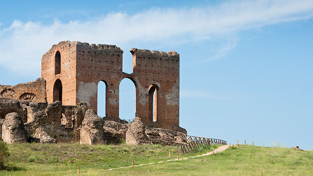Ruinas de ladrillo rojo de la Villa de los Quintili en Roma