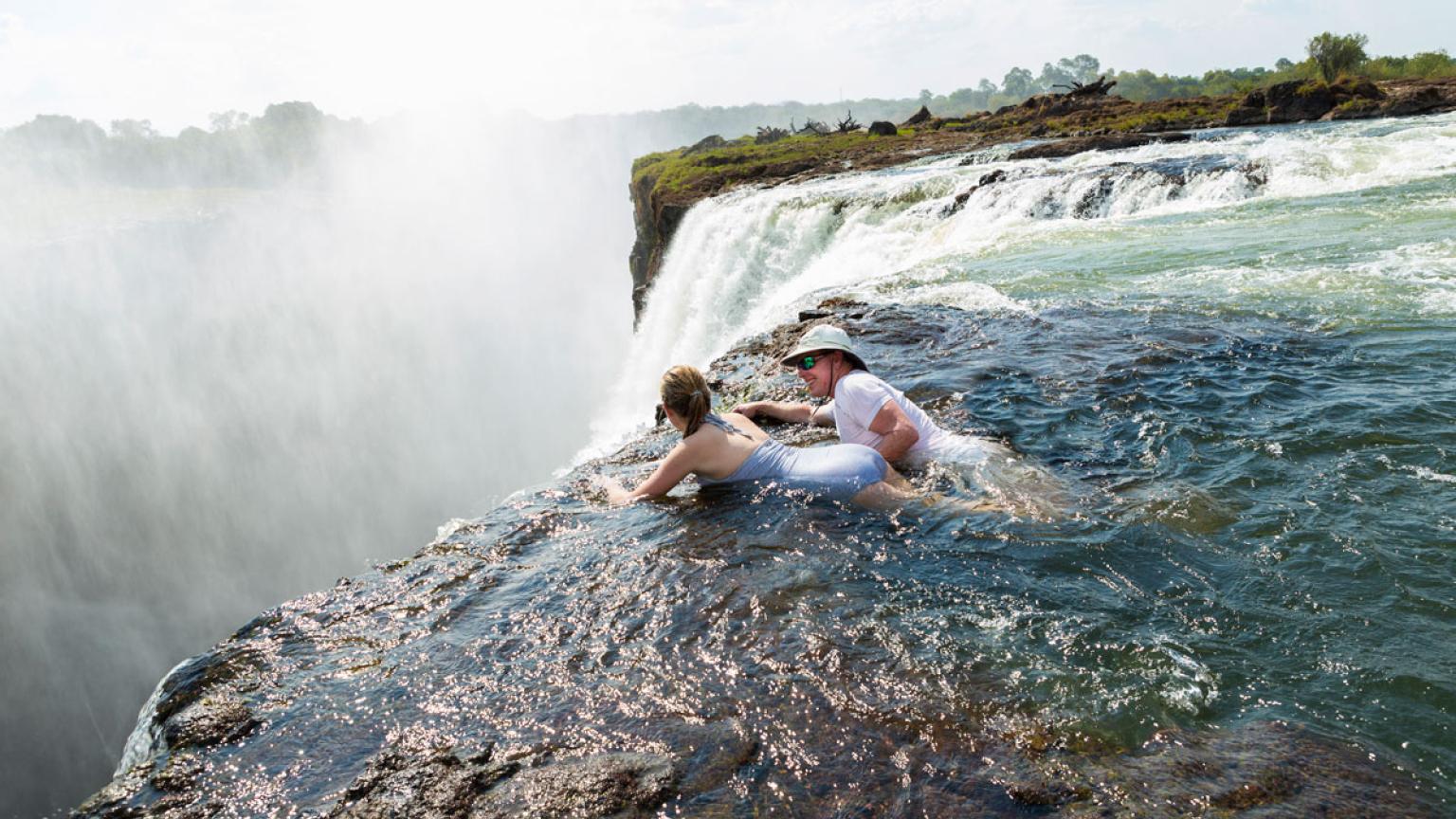 Hombre y niña en la Devil's Pool, cataratas Victoria