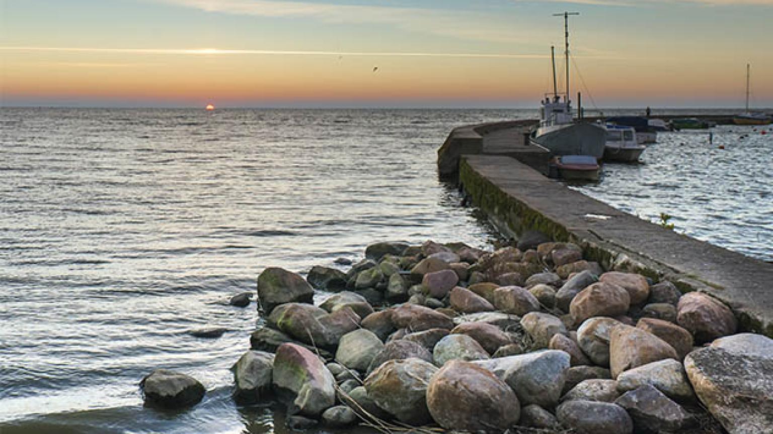 Puesta de sol en el puerto marino de Nida, Lituania