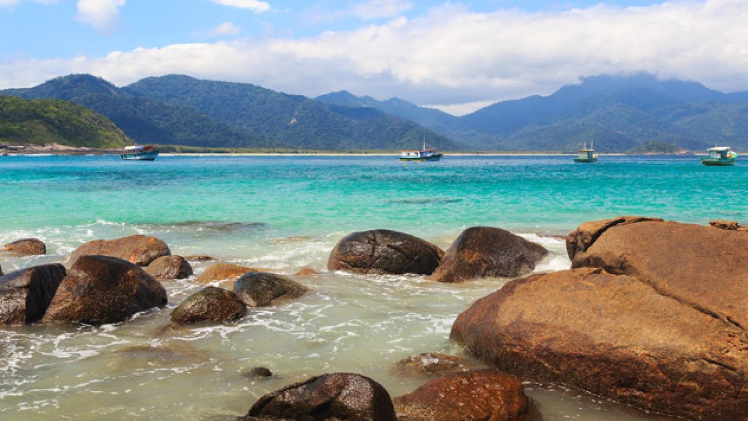 Una playa de Ilha Grande, Costa Verde, Brasil