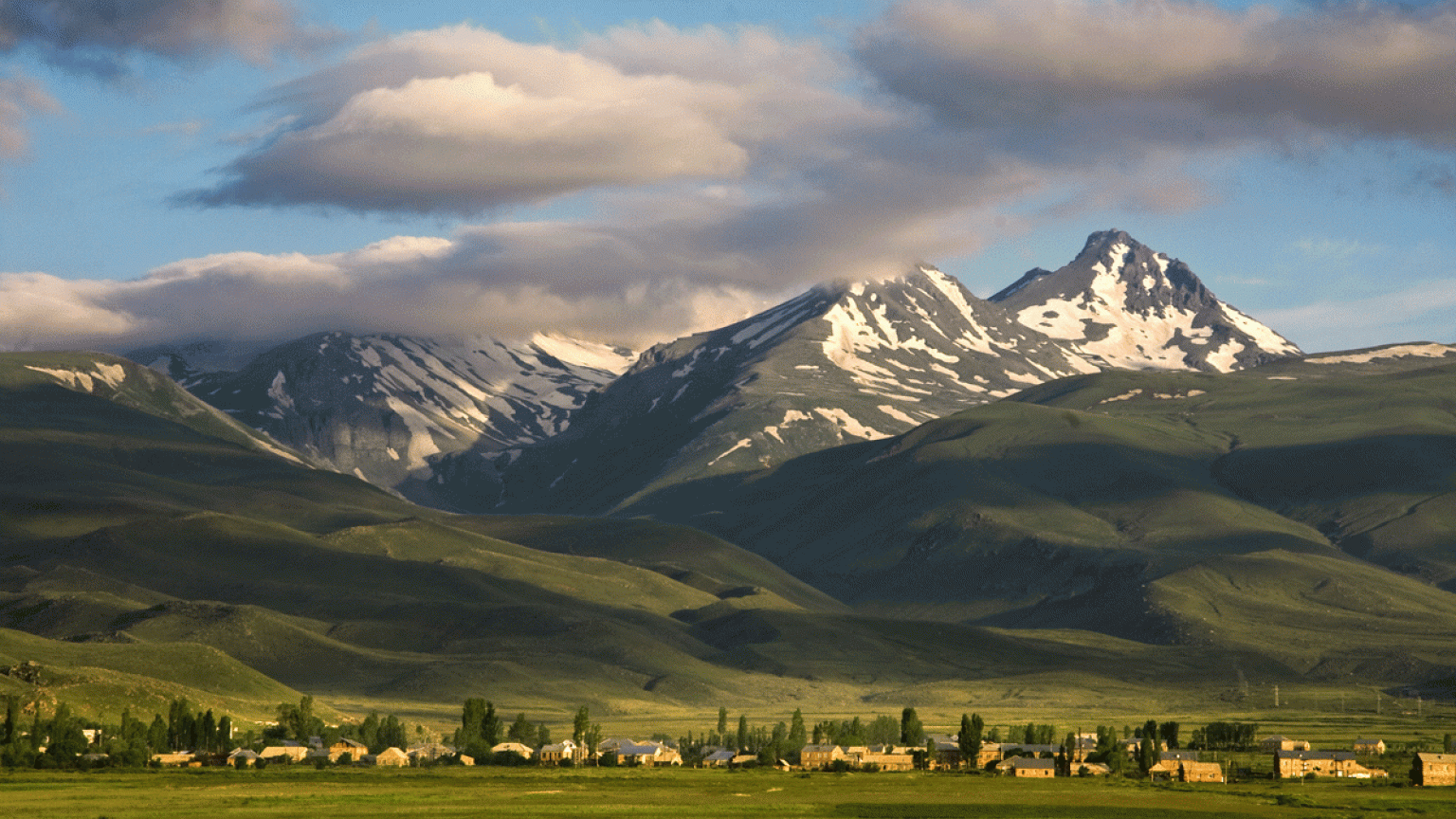 El magnífico volcán de cuatro picos del monte Aragats, el punto más alto de Armenia.