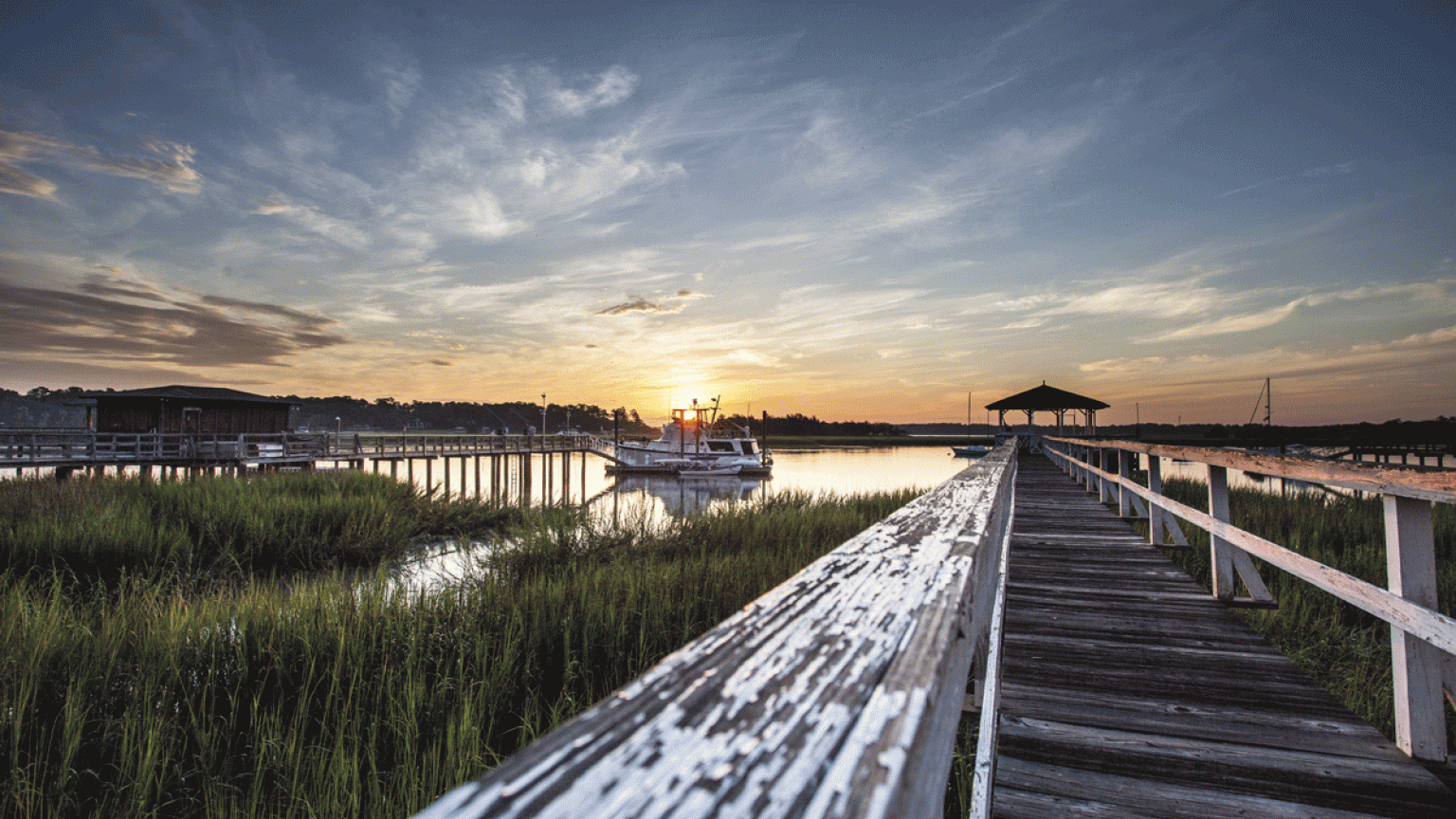 Muelles de madera en las marismas de Savannah.