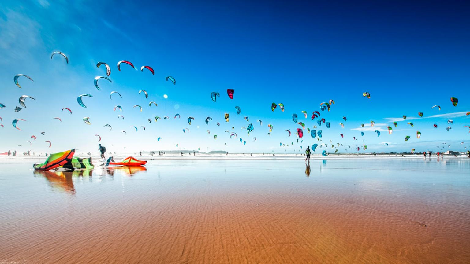 Kite surf en la playa de Essaouira, © Szymon Barylski/Shutterstock