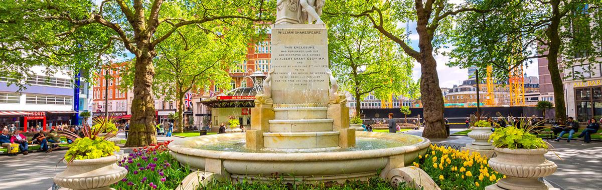 Estatua de William Shakespeare en el Poets' Corner, Abadia de Westminster