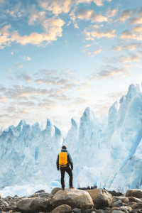 Senderista admirando el glaciar Perito Moreno. 