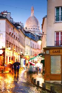 La cúpula del Sagrado Corazón de Montmartre sobre una calle peatonal al anochecer. © Matt Munro / Lonely Planet