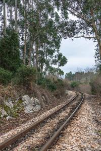 Vía de tren Feve en Asturias, España