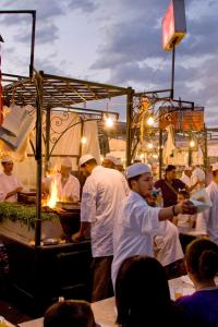 Puestos de comida en la plaza Yamaa el Fna, Marrakech, Marruecos