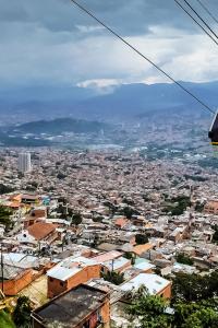 Turismo sostenible: comunidad. El Metrocable de Medellín, Colombia