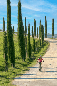 Ciclista por el paisaje de la Toscana.
