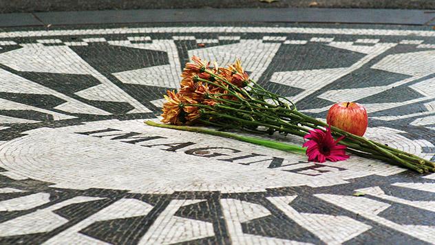 Monumento a John Lennon en Central Park, Nueva York, Estados Unidos