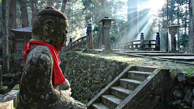 Estaturas budistas en el mausoleo de Okunoin, Japón