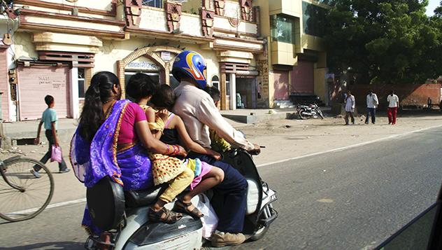 Familia de Jaipur en una moto, India