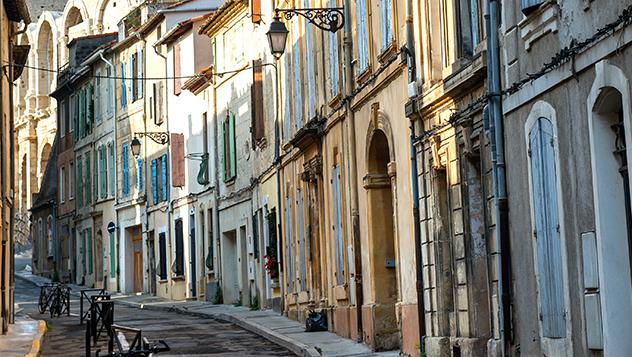 Calles estrechas de Arles, Francia