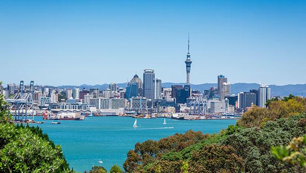 La Sky Tower, protagonista del skyline de Auckland, Nueva Zelanda