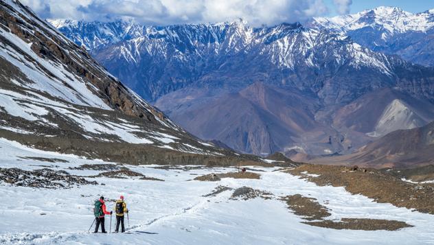 Montañeros descendiendo desde el Thorung La, el pase de montaña más alto del mundo, Nepal