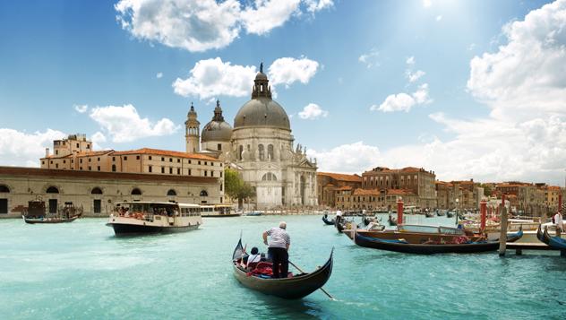 Gran Canal y la basílica de Santa Maria della Salute, Venecia, Italia