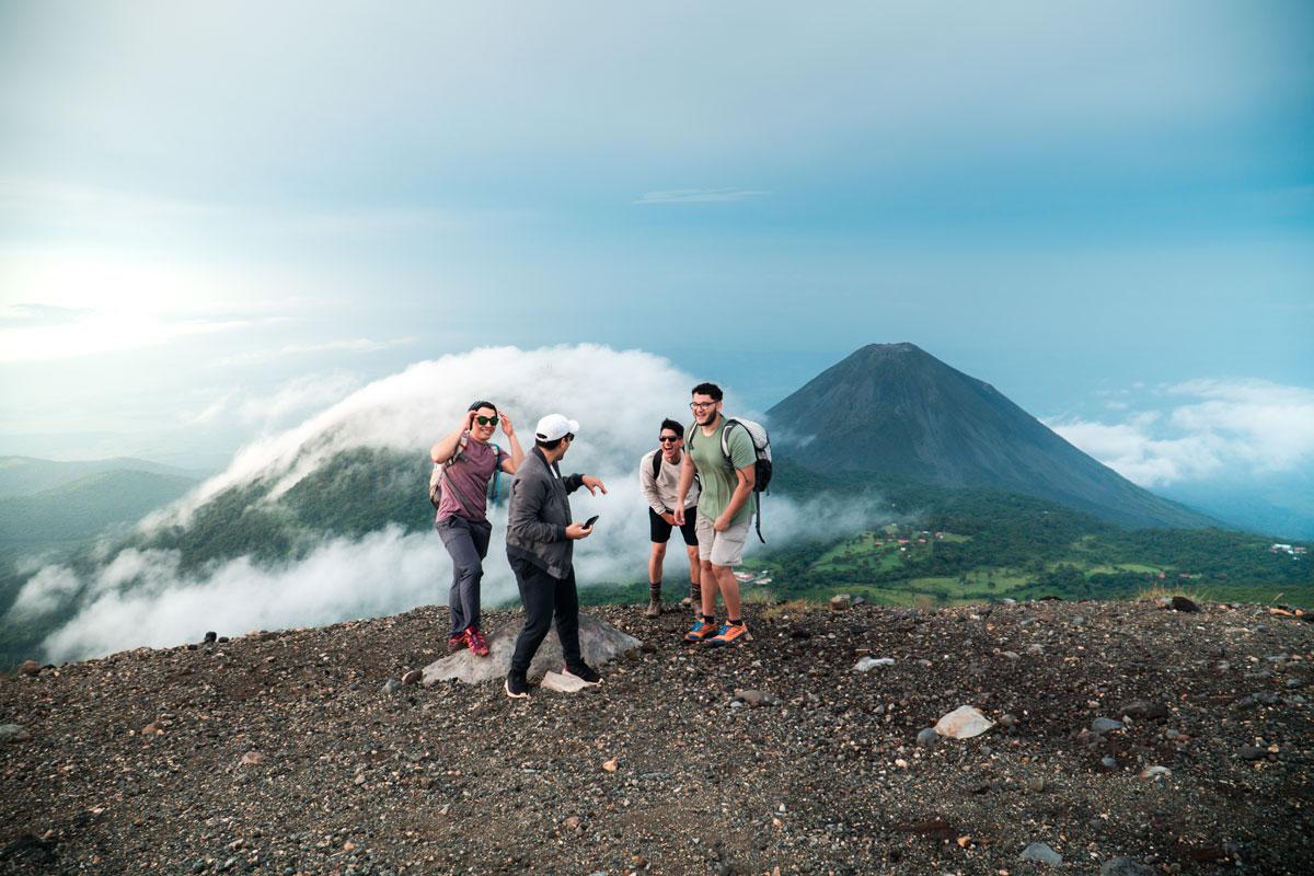 Viajeros delante del volcán San Salvador.