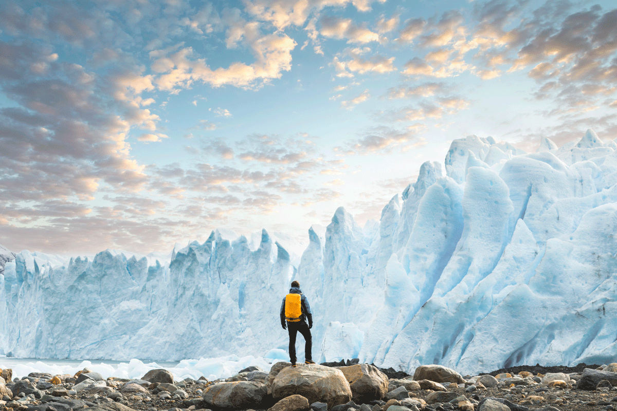 Senderista admirando el glaciar Perito Moreno. 