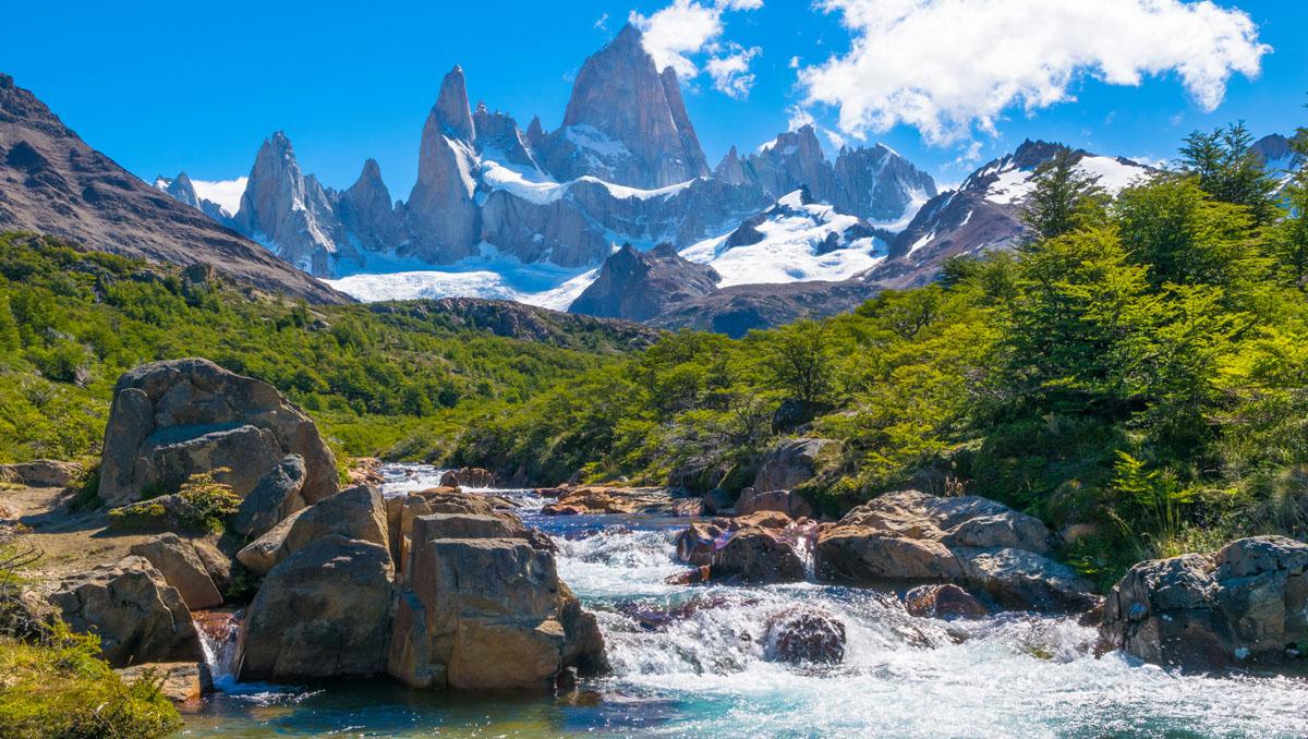 Paisaje de lagos y montañas en Argentina