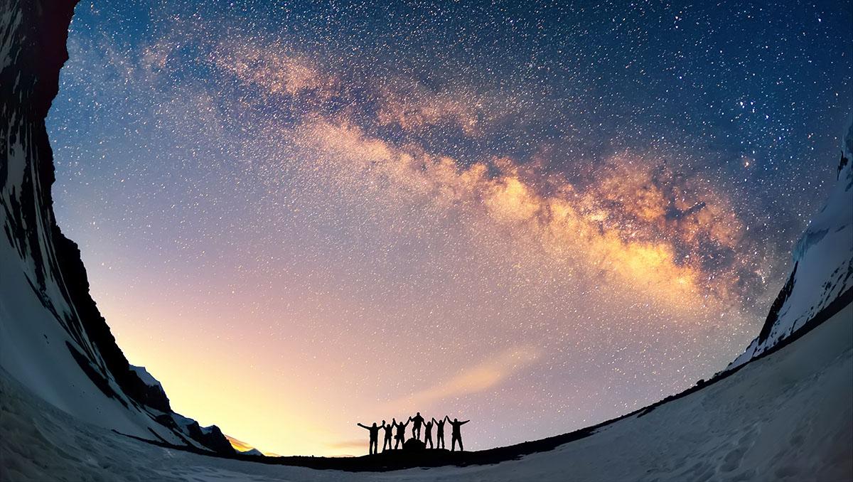 Gente celebrando la observación de la Vía Láctea, cielos oscuros