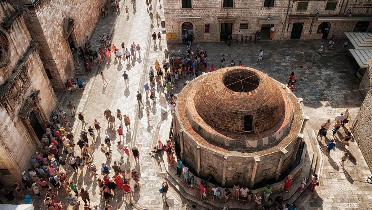Gente alrededor de la fuente de Onofrio, en Dubrovnik