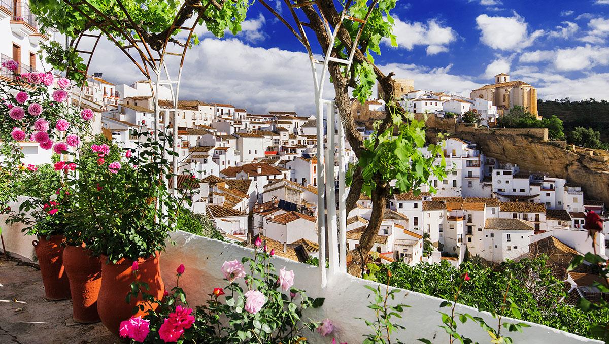 Setenil de las Bodegas, pueblo blanco de Cádiz, Andalucía, España