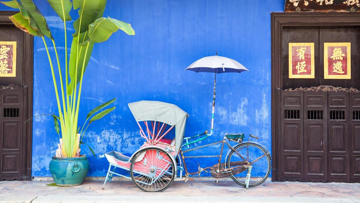 Un 'rickshaw' cerca de la Mansión Fatt Tze o Mansión Azul, George Town, Malasia