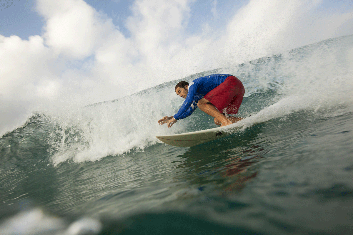 Surfeando las olas en Nicaragua. 