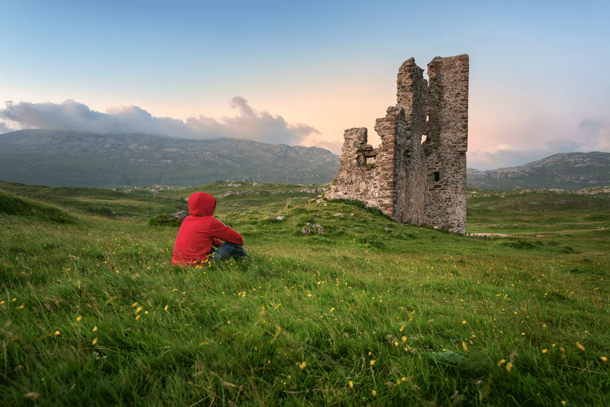 Admirando las ruinas de un castillo escocés.