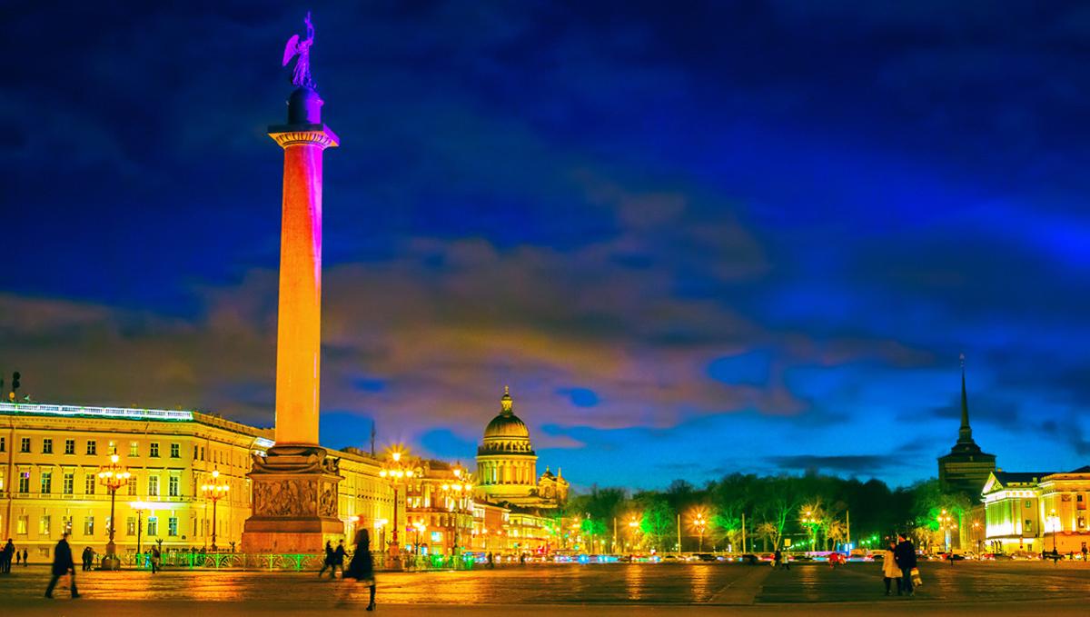 Columna de Alejandro, Plaza del Palacio, San Petersburgo, Rusia