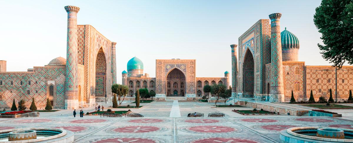 Plaza Registan en la ciudad de Samarcanda, Uzbekistán. © Dudarev Mikhail/Shutterstock