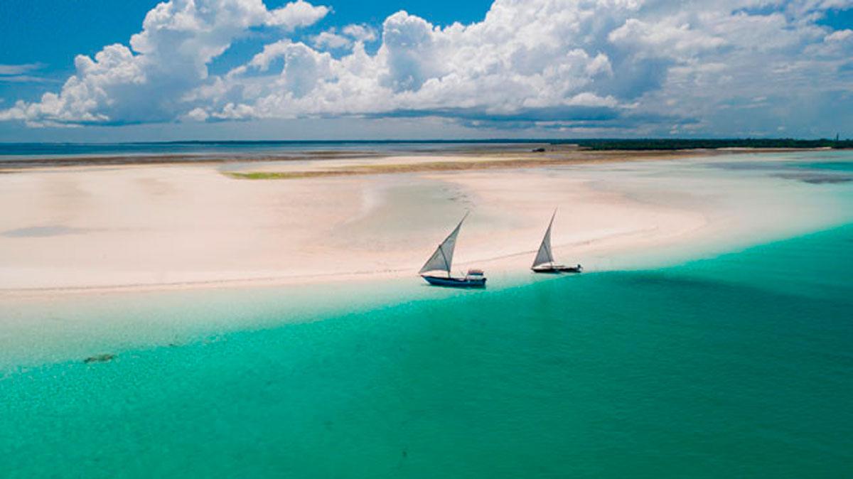 Playa de arena blanca de la isla de Pemba, Zanzíbar