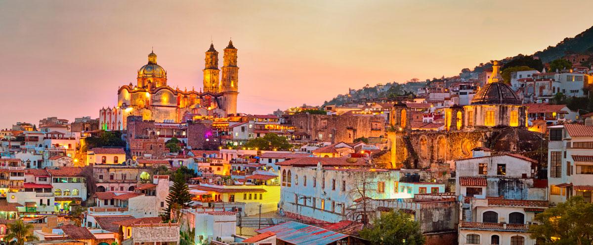 Ciudad de Taxco al atardecer, México. © Belikova Oksana/Shutterstock