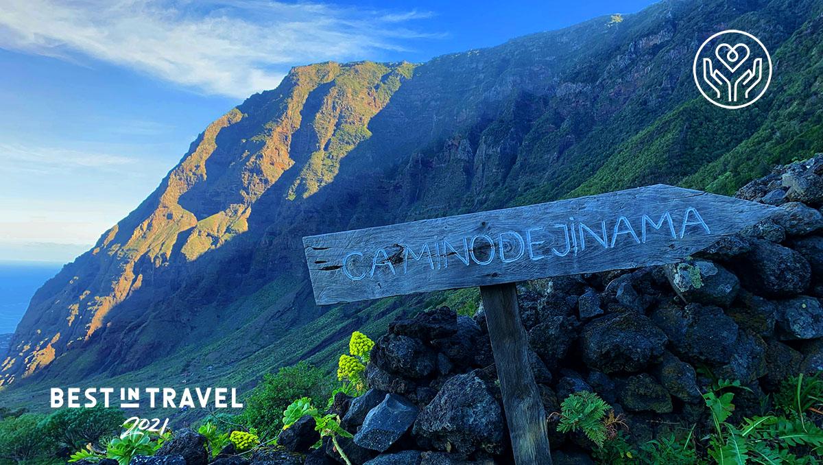 Turismo sostenible: El sendero Camino de Jinama, que pasa por los acantilados, El Hierro, Canarias, España