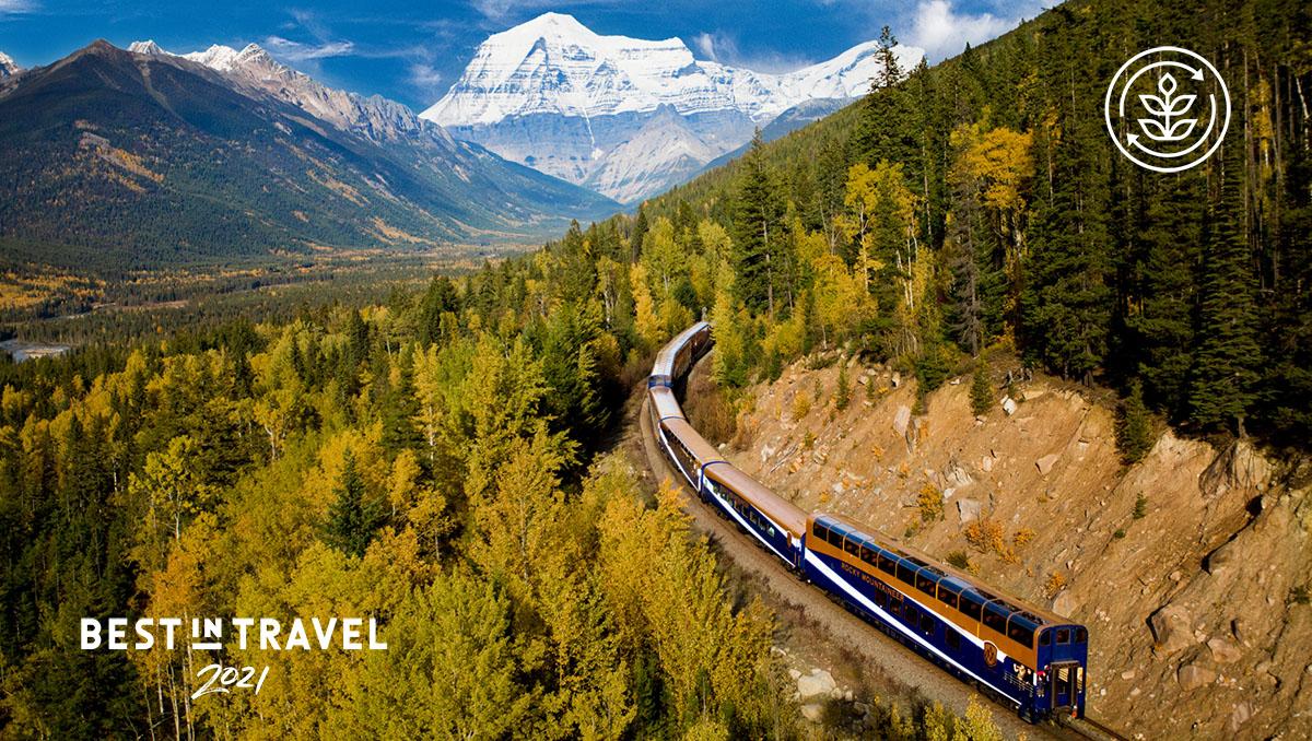 Turismo sostenible: el tren Rocky Mountaineer atravesando el Parque Nacional Banff, Canadá