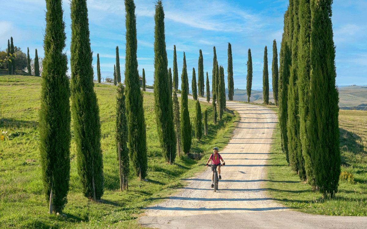Ciclista por el paisaje de la Toscana.