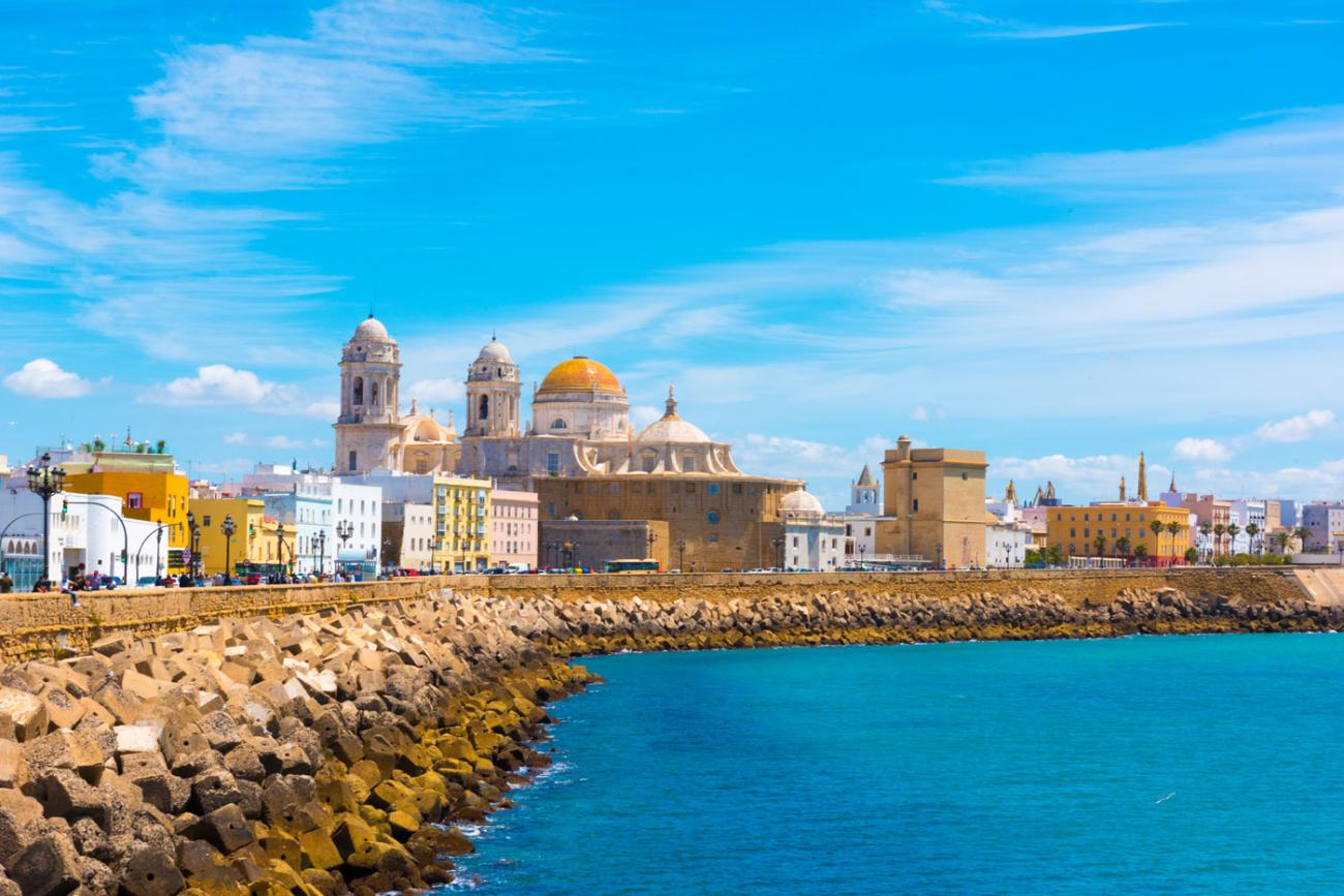 Catedral de Cádiz vista des del puerto.
