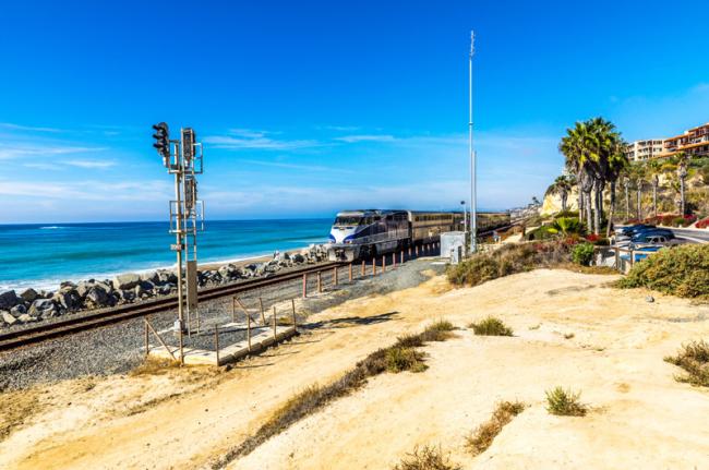 Tren de Amtrak por la costa, California, Estados Unidos