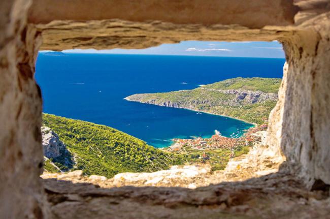 Vista de Komiza, isla Vis, Croacia