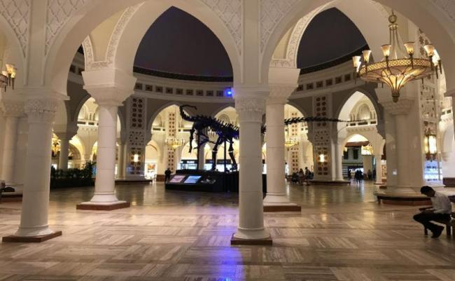 Dinosaurio expuesto en el Dubai Mall, Emiratos Árabes Unidos.