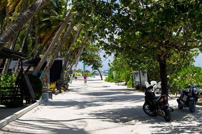Una de las calles de Maafushi, Maldivas