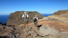 Excursionistas explorando Santa Helena, océano Atlántico