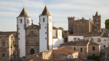 Casco histórico de Cáceres, con la iglesia de San Francisco al fondo, Extremadura, España