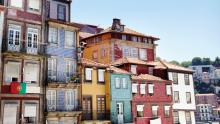 Tradicionales fachadas de azulejos a orillas del río, Oporto, Portugal