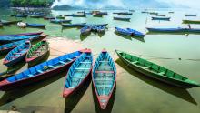 Barcas junto al lago Pokhara, Nepal